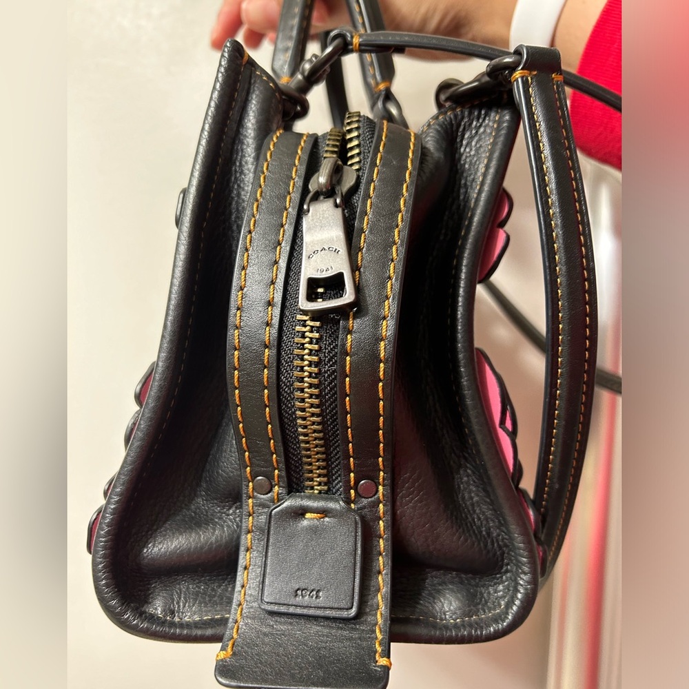COACH 1941 Rogue 25 with Tea Rose Applique Black Pink Pebble Leather 87065 - Picture 5 of 15